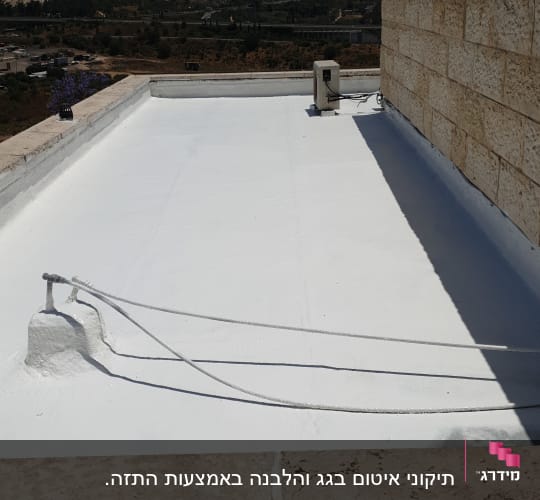 גג אטום בצבע לבן עם צינורות חשמל